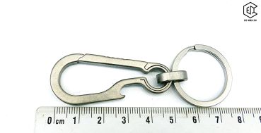 Preview: Karabiner Titan mit Öse und Schlüsselring mit Linial auf weissem Hintergrund
